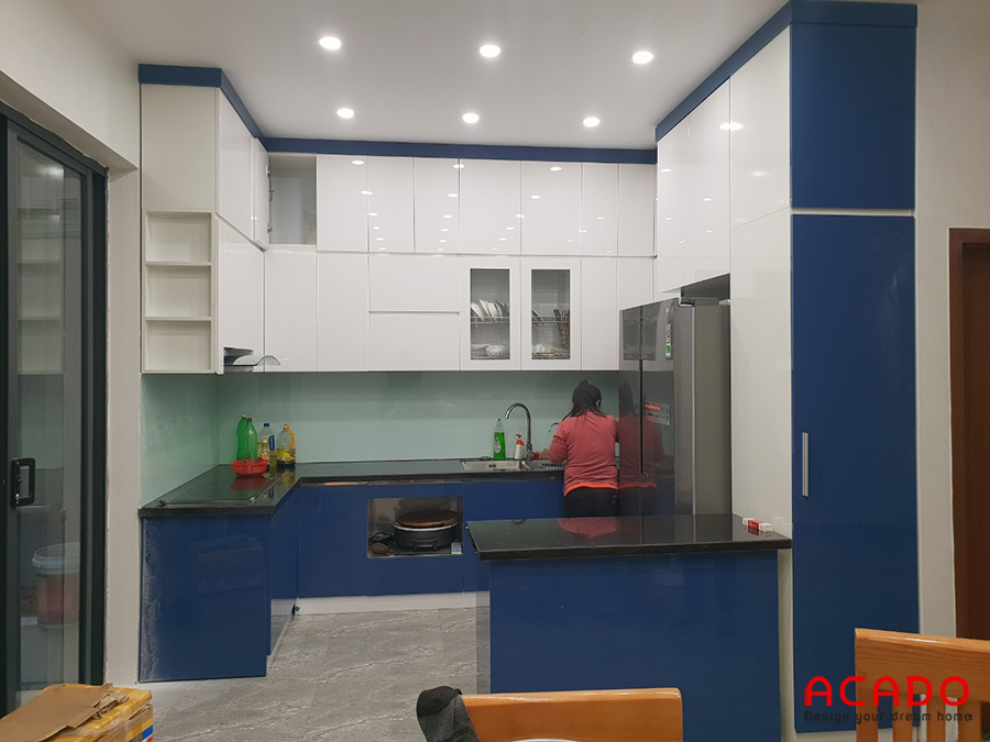 Gia đình anh Thắng đã bắTủ bếp Acrylic đem lại không gian bếp hiện đại, sang trọng.t đầu sử dụng nội thất phòng bếp.