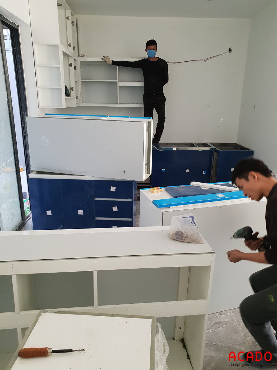 Thợ thi công ACADO đang chuẩn bị tiến hành lắp đặt tủ bếp cho khách hàng tại Tây Hồ - Hà Nội