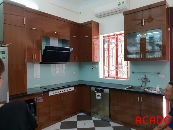 Tủ bếp inox cánh Acrylic đẹp màu giả vân gỗ sang trọng sử dụng kính bếp màu trắng xanh