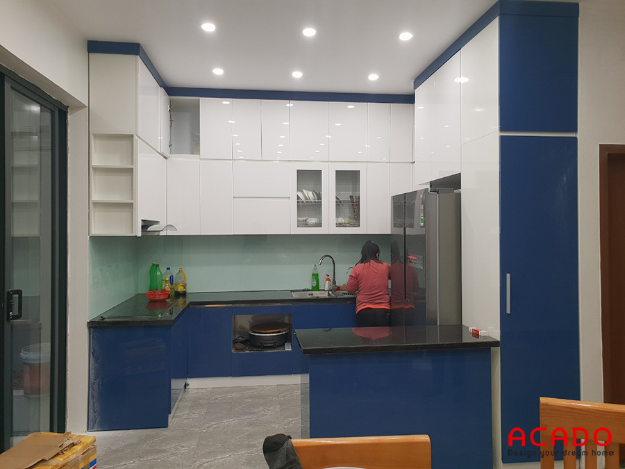 Tủ bếp Acrylic tone màu trắng kết hợp tone xanh hiện đại, sang trọng.