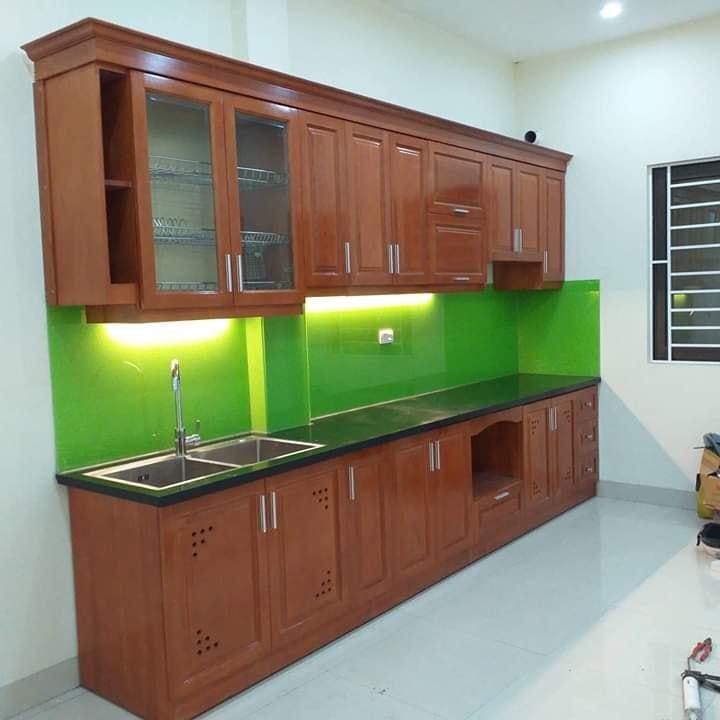 Tủ bếp gỗ xoan đào màu cánh gián cổ điển, sang trọng.