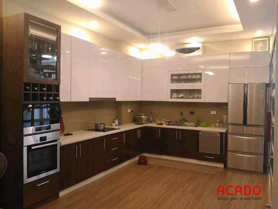 Cánh Acrylic trắng kết hợp tone nâu cafe nhẹ nhàng, sang trọng.