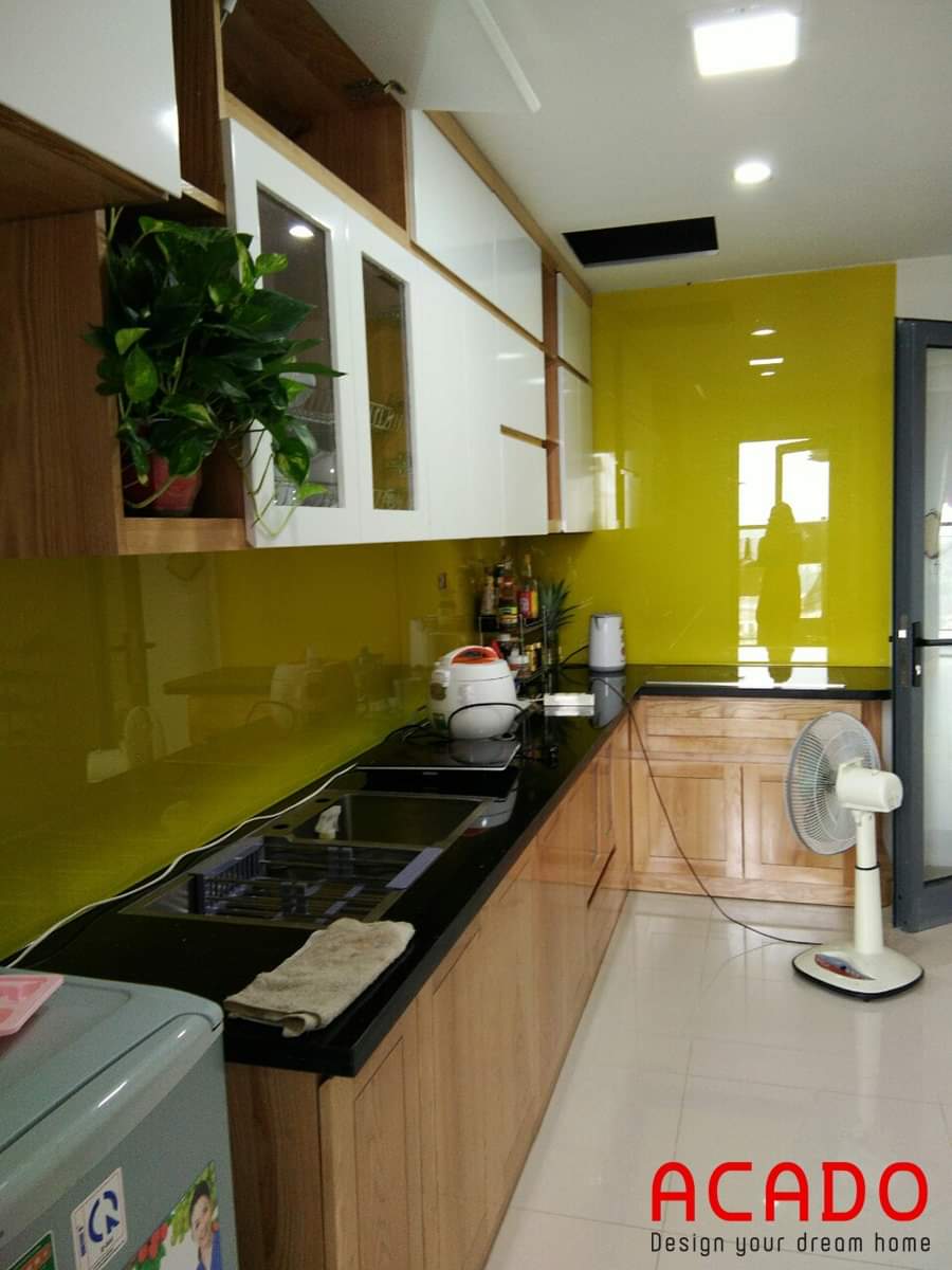 Tủ bếp Acrylic màu trắng kết hợp màu vân gỗ.