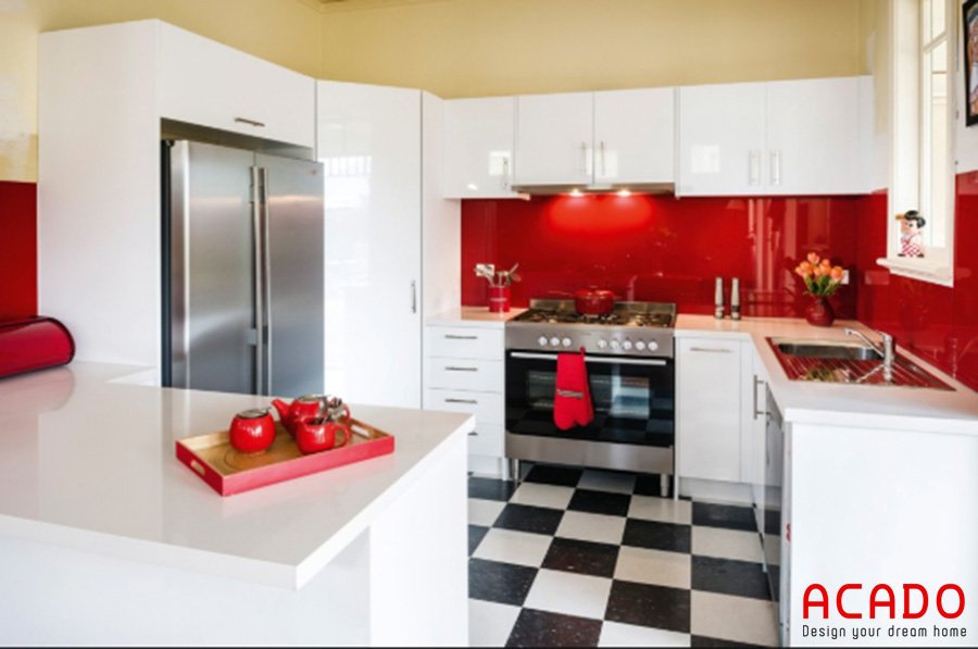 Sự kết hợp giữa màu trắng và đỏ tạo nên một bộ tủ bếp hoàn hảo