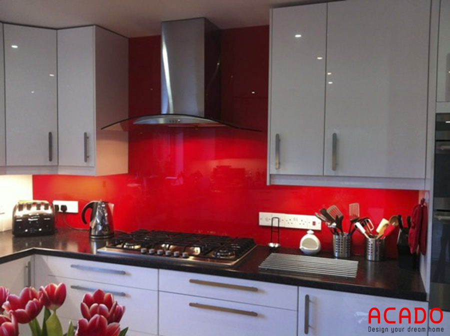 Kính bếp màu đỏ , rất thu hút người nhìn, kính bếp Acado cung cấp.