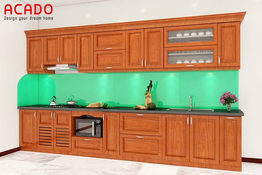 Tủ bếp gỗ tự nhiên kính bếp màu xanh lục đẹp, mang đến không gian phòng bếp mát mẻ, tươi mới.