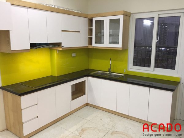 Tủ bếp Melamine chữ L màu trắng kết hợp đá kim sa trung Ấn Độ màu đen sang trọng, nổi bật
