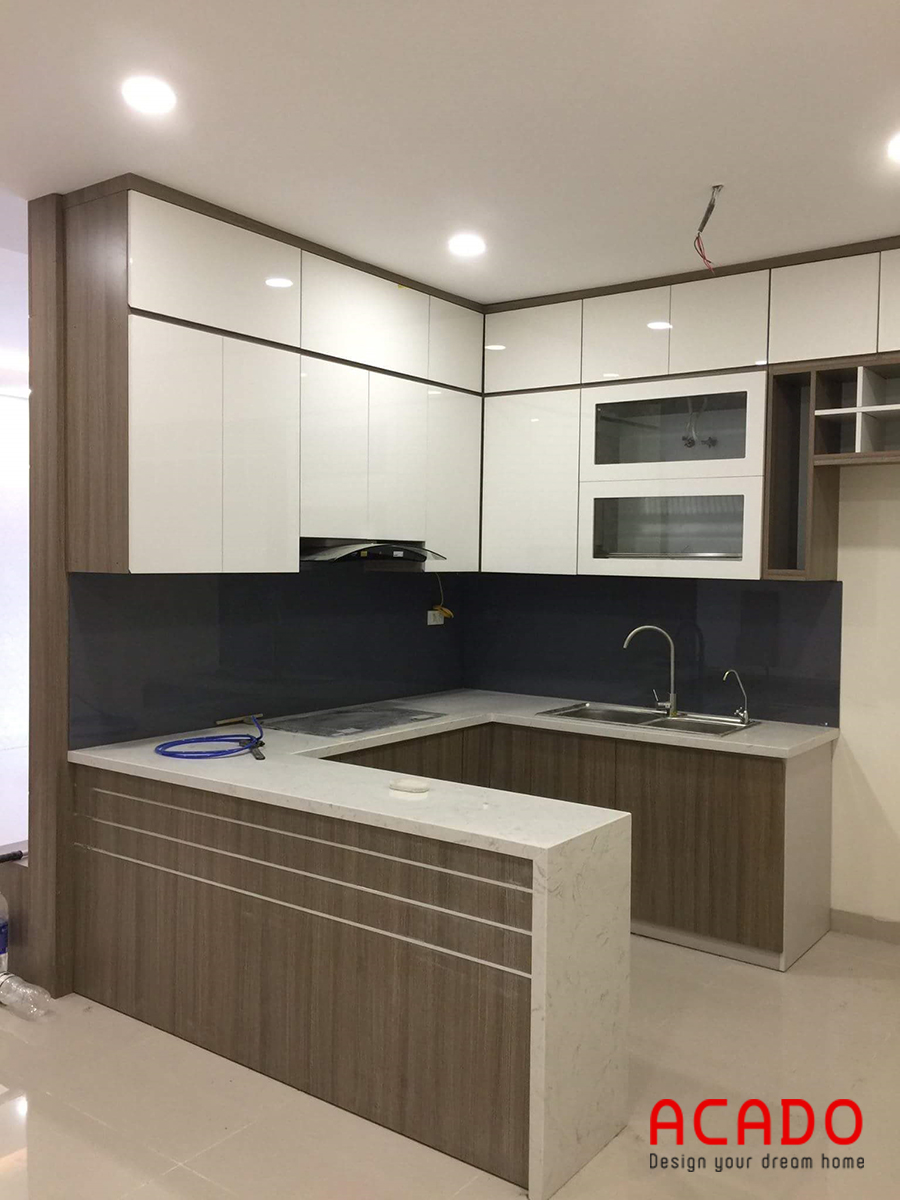 Kính bếp màu xanh than đậm là điểm nhấn cho phòng bếp - màu kính ốp bếp tại ACADO
