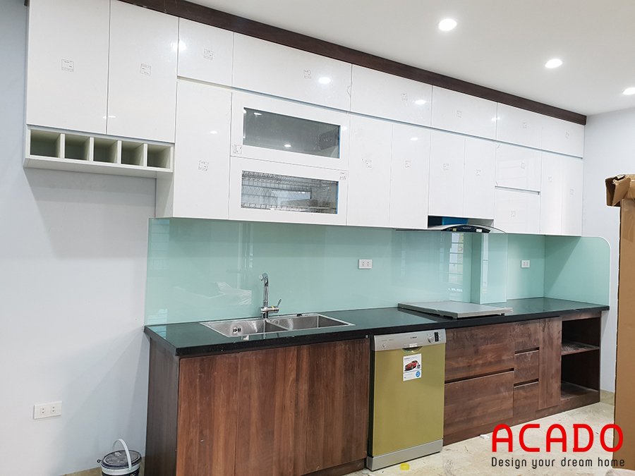 Tủ bếp gỗ công nghiệp Acrylic màu trắng kết hợp kính xanh mát mẻ , thu hút
