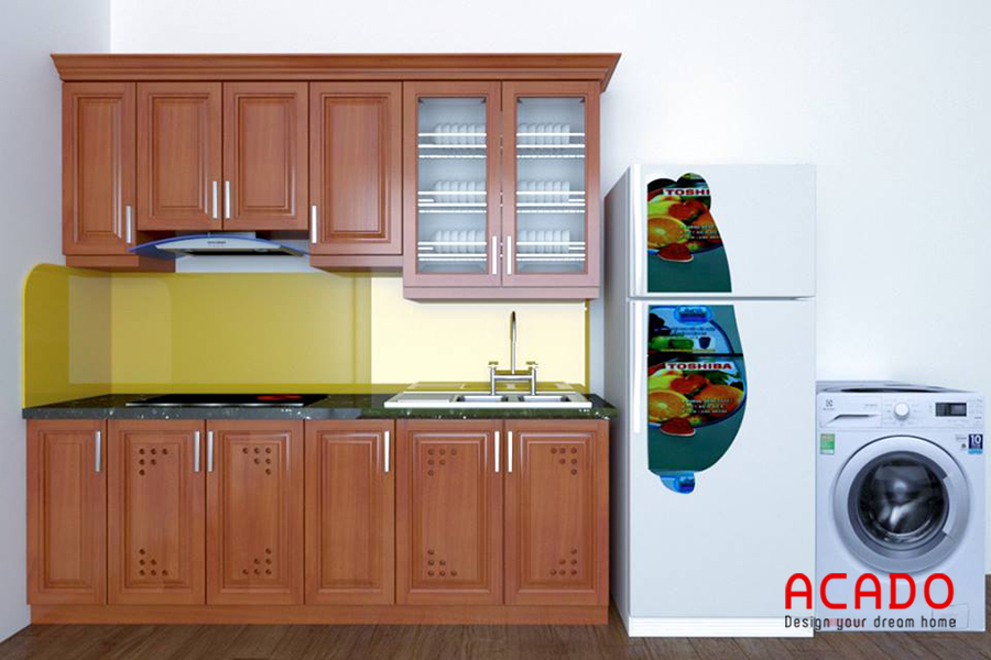 Mẫu tủ bếp gỗ tự nhiên màu vàng nâu kết hợp kính vàng rất hợp màu với gia chủ Canh Ngọ.