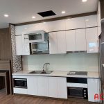 Tủ bếp Acrylic màu trắng thời thượng cho không gian bếp