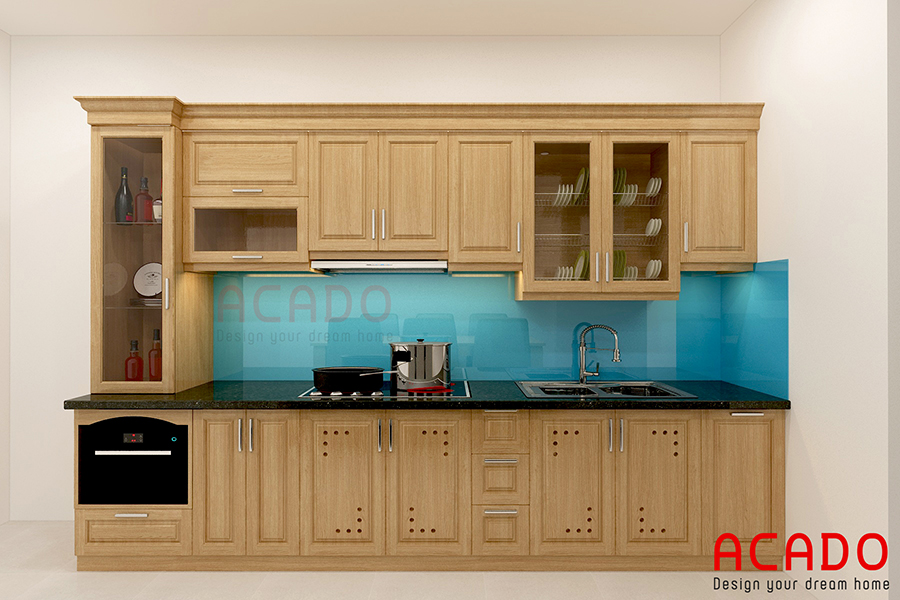 Tủ bếp gỗ sồi tự nhiên kết hợp kính bếp xanh dương làm điểm nhấn