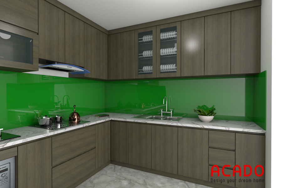 Tủ bếp gỗ công nghiệp màu vân gỗ kết hợp kính bếp xanh lá cây rất hợp với gia chủ sinh năm 1989.