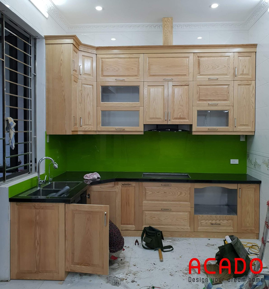 Tủ bếp gỗ sồi Nga chữ L nhỏ gọn kết hợp kính bếp màu xanh lá cây nổi bật, thu hút