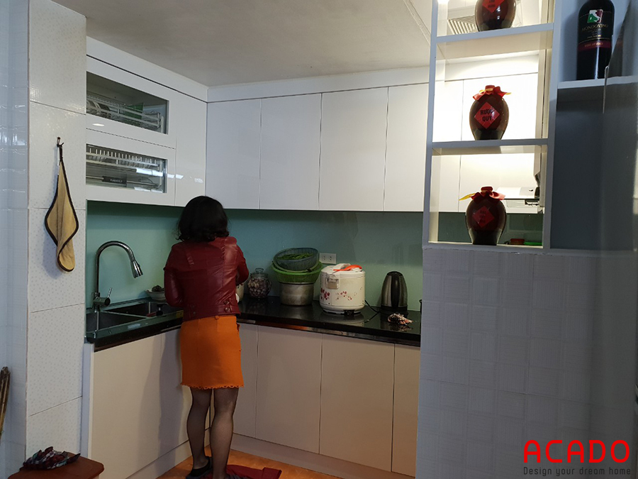 Tủ bếp nhà chị Linh sau khi hoàn thiện - đơn vị thi công nội thất Acado.