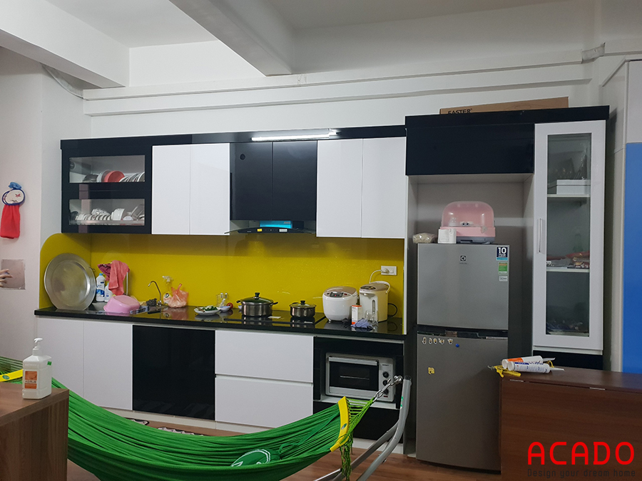 Tủ bếp thùng Picomat cánh Acrylic trắng - đen nổi bật và mang phong cách hiện đại