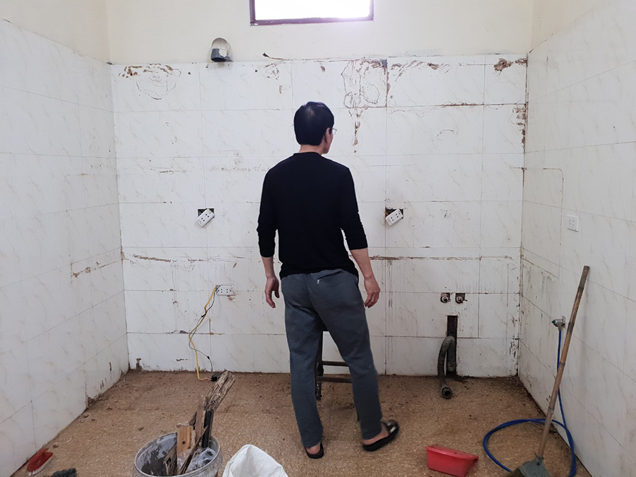 Không gian bếp của nhà Cô Hương sau khi đã tháo bỏ tủ bếp cũ.