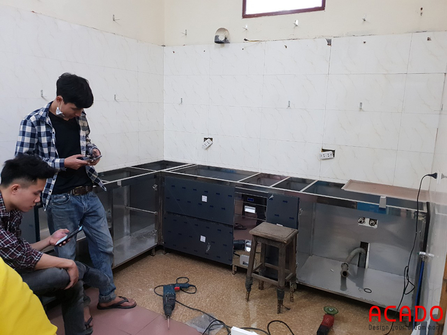 Thợ thi công Acado đang bắt đầu thi công tủ bếp tại Thanh Xuân - gia đình cô Hương.