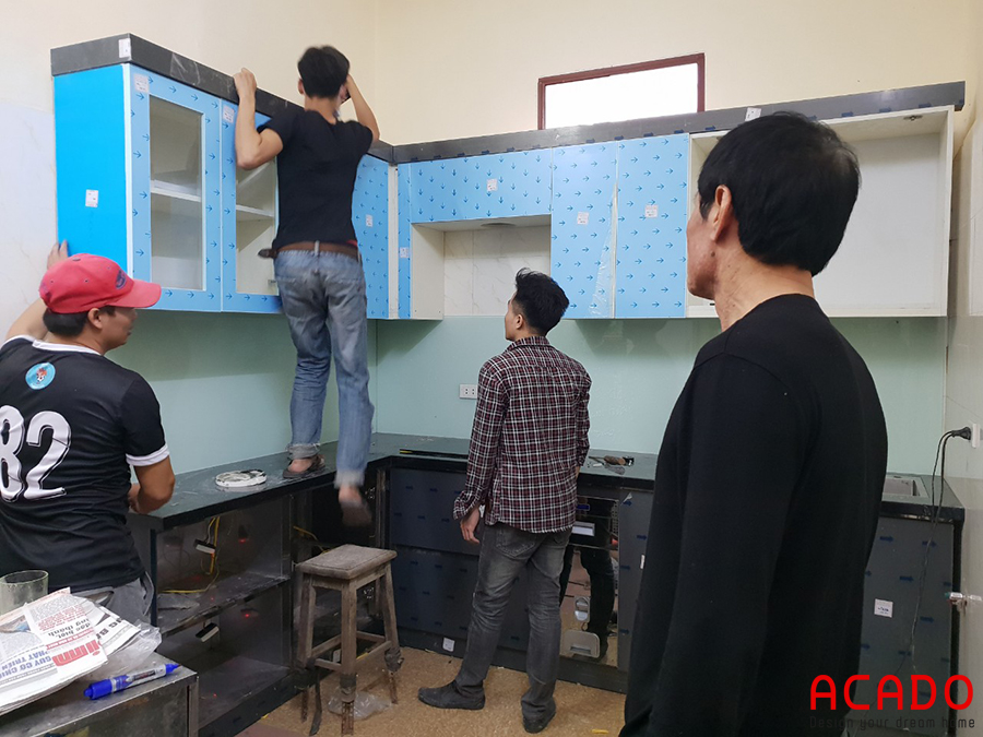 Thợ thi công của Acado  đang miệt mài lắp đặt tủ bếp inox cho khách hàng tại Dương Nội - Hà Đông