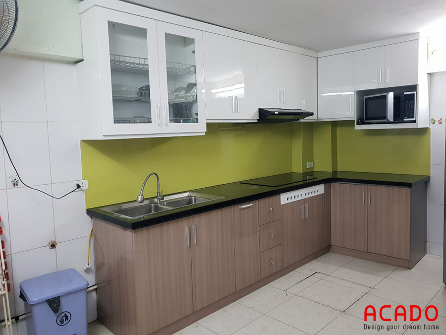 Tủ bếp Laminate bề mặt bóng, dễ dàng lau chùi vệ sinh - tủ bếp tại Long Biên