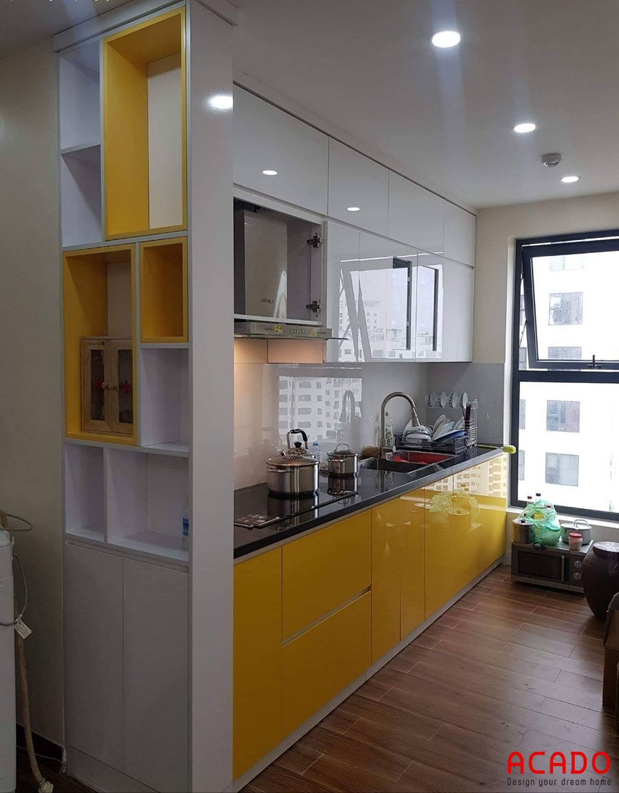 Tủ bếp nhựa cao cấp, cánh Acrylic bóng gương màu trắng kết hợp vàng rất nổi bật, bắt mắt