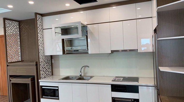 Tủ bếp gỗ công nghệp màu trắng mang đến không gian bếp hiện đại - ACADO.VN