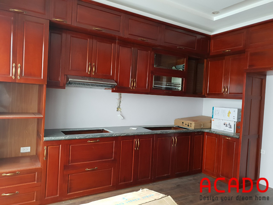 Tủ bếp gỗ gõ đỏ đẹp, mang đến không gian bếp sang trọng, cổ điển