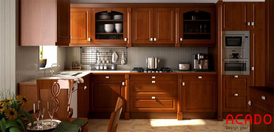 Tủ bếp gỗ tự nhiên với thiết kế kiểu dáng cổ điển, sang trọng cho không gian bếp.