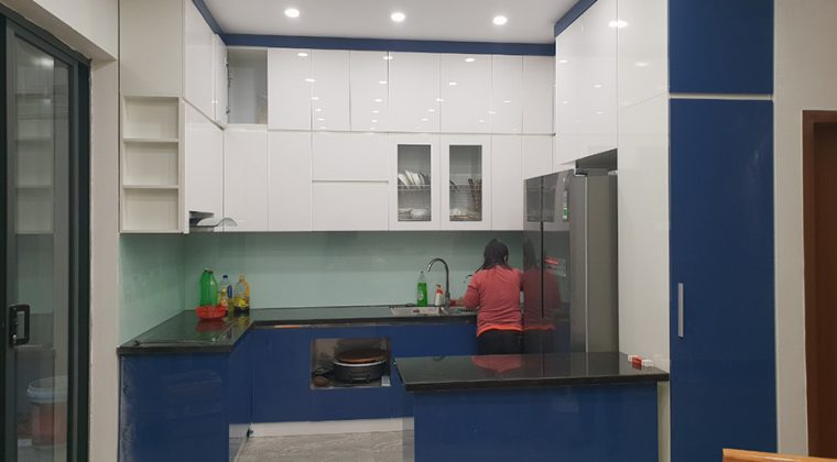 Tủ bếp thùng inox cánh Acrylic dáng chữ U - công trình ACADO thi công tại gia đình anh Thắng