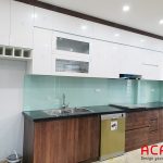 Tủ bếp Acrylic trắng - kết hợp màu giả vân gỗ đẹp, sang trọng