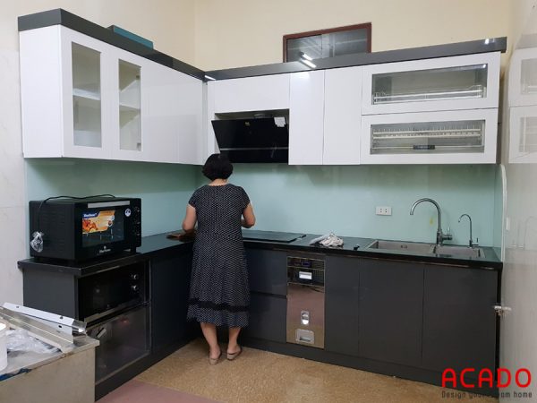 Tủ bếp inox cánh Acrylic và kính bếp màu tắng xanh nhà cô Hương - Thanh Xuân