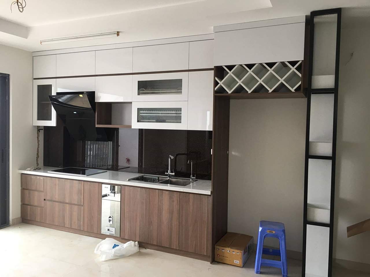 Tủ bếp Acrylic màu trắng kết hợp màu vân gỗ hiện đại - ACADO thi công tủ bếp cho khách hàng tại Hà Nội