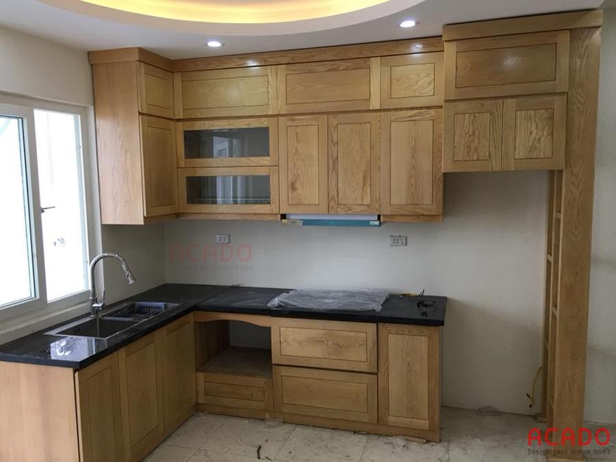 Tủ bếp sát trần gỗ sồi Nga tận dụng tối đa diện tích sử dụng trong phòng bếp