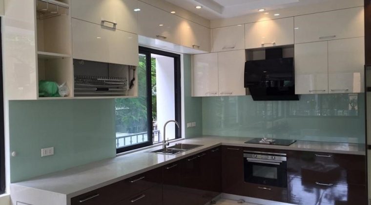 Tủ bếp inox 304 cánh Acrylic bóng gương kiểu dáng hiện đại, trẻ trung