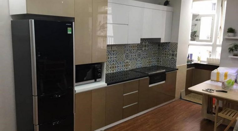 Tủ bếp thùng nhựa Picomat cánh Acrylic màu nâu cafe sang trọng cho căn bếp