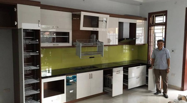 Bộ tủ bếp được lắp đặt toàn bộ phụ kiện chính hãng tiện nghi