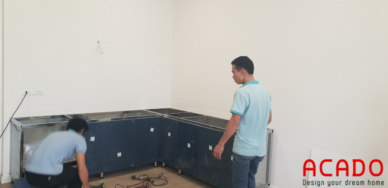 Thợ thi công Acado đang bắt đầu thi công tủ bếp inox cho khách hàng tại Hà Đông