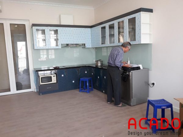 Tủ bếp thùng inox cánh Acrylic kính bếp màu xanh trắng - công trình ACADO thi công tại gia đình chú Khu - Thái Hà