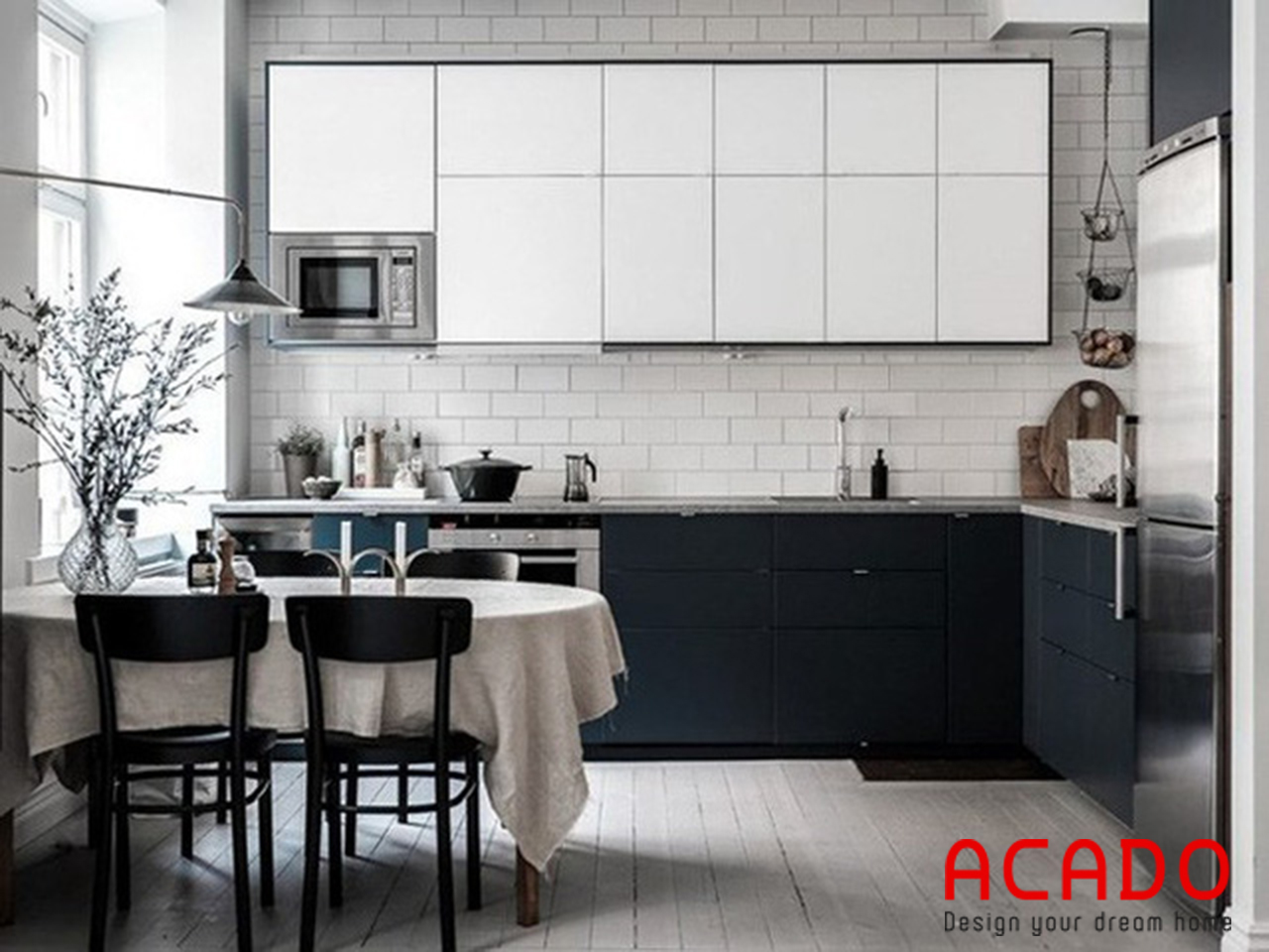 Tủ bếp màu đen trắng cho không gian nhà bếp hiện đạiv