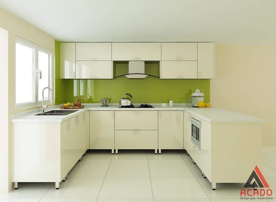 Tủ bếp thùng Inox hình chữ U trắng kết hợp kính bếp màu xanh nổi bật, thu hút