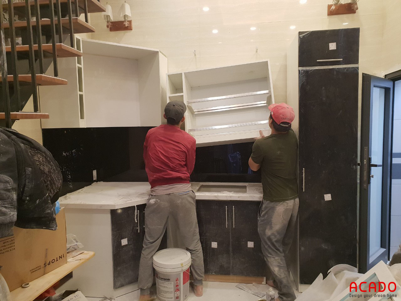 Thợ thi công Acado đang tiến hành lắp đặt tủ bếp 