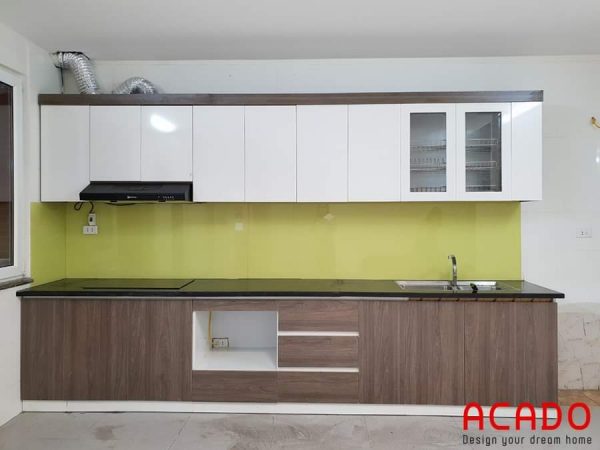 Tủ bếp kính màu vàng chất liệu Melamine đẹp, hiện đại màu trắng kết hợp vân gỗ