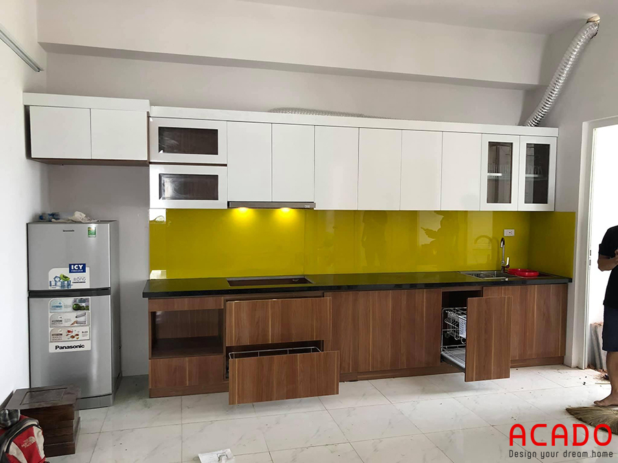 Tủ bếp Acrylic kết hợp kính bếp màu vàng nổi bật, thu hút