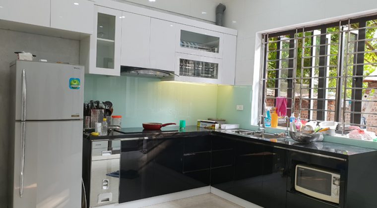 Tủ bếp tại Cầu Bươu , gia đình chị Nhung chất liệu thùng inox 304 cánh nhựa Acrylic