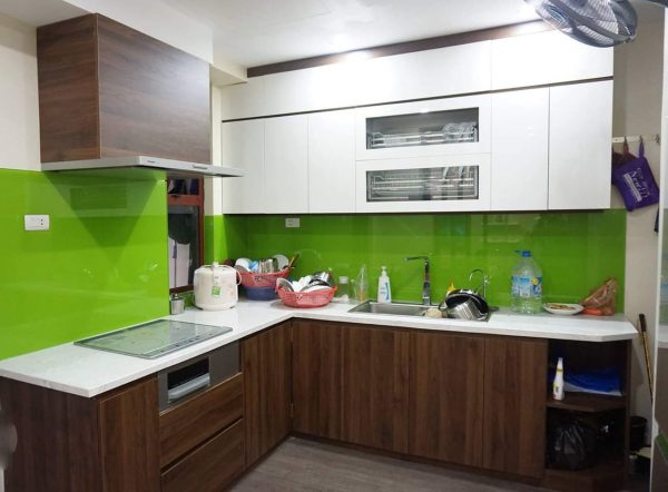 Tủ bếp Laminate hình chữ L màu trắng kết hợp màu vân gỗ hiện đại, sang trọng