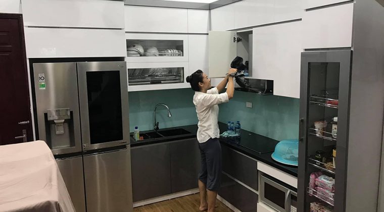 Tủ bếp màu trắng- ghi được làm từ chất liệu gỗ công nghiệp Acrylic - tủ bếp đẹp tại ACADO
