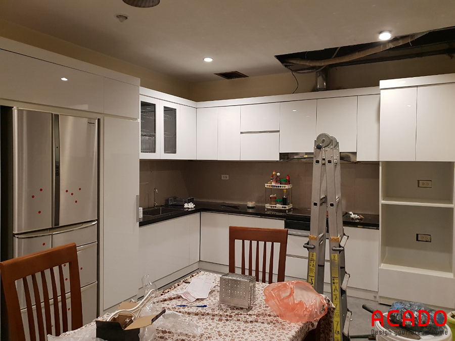 Tủ bếp Acrylic màu trắng cho không gian bếp ấn tượng, thu hút mọi ánh nhìn