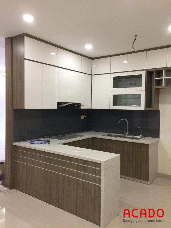 Tủ bếp Melamine hình chữ U tone màu trắng - nâu sang trọng, hiện đại