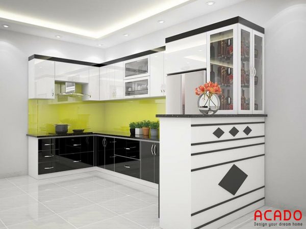 Tủ bếp màu đen trắng kết hợp quầy bar sang trọng, tiện nghi