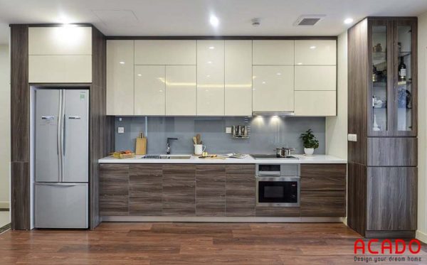 Tủ bếp thùng nhựa , cánh Acrylic màu trắng kết hợp màu vân gỗ ấm cúng, sang trọng